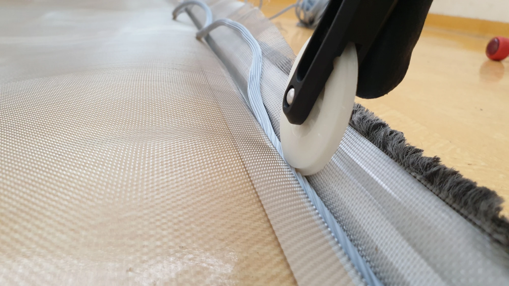 방충망 고정하는 모습