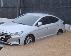 폭우에 잠긴 자동차