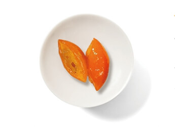 금귤정과가 담긴 흰 접시