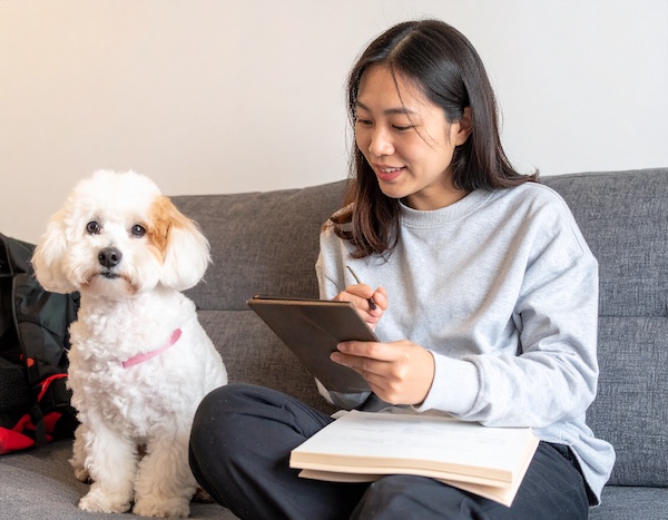 반려견 준비물을 챙기는 견주