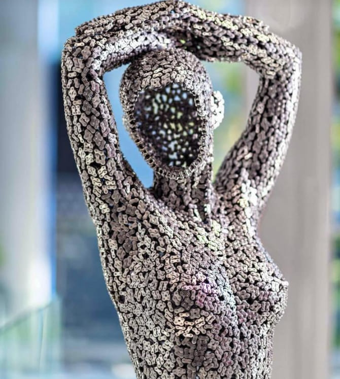  자전거 체인 이용하여 인상적인 조형물 제작하는 한국인 예술가 Human Figures Formed by Bicycle Chain Contemplate Our Relationship Within the World