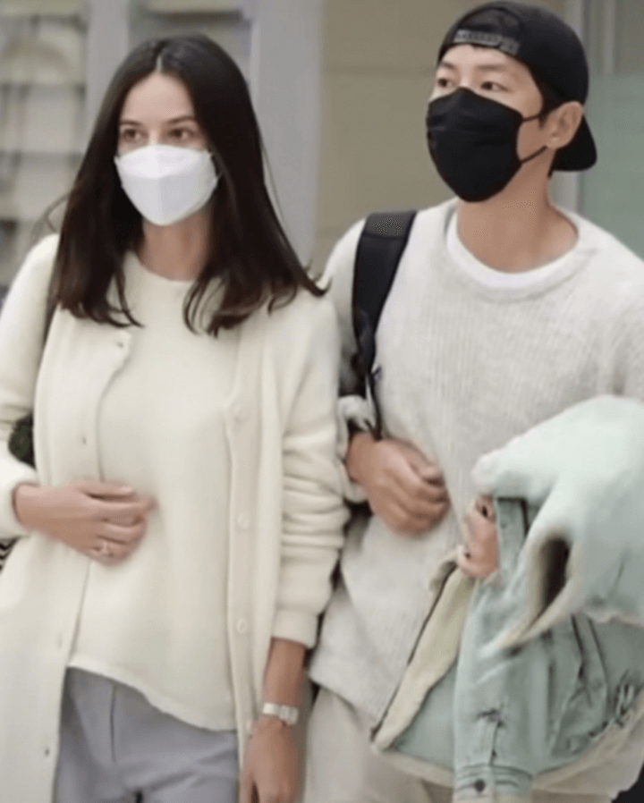 송중기-여자친구-케이티-루이스-사운더스-동반-입국-모습