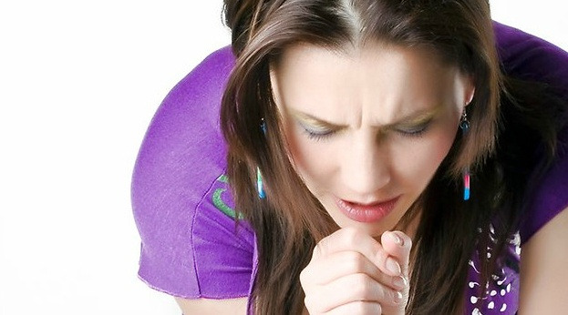 기침을 하고 있는 여성