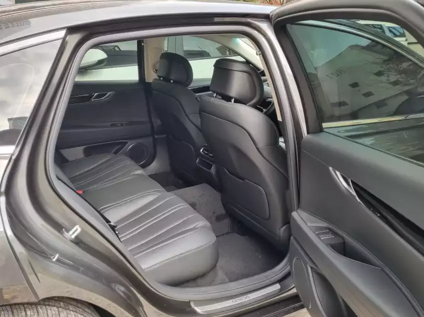 G80 뒷좌석도 깨끗이 정리합니다.