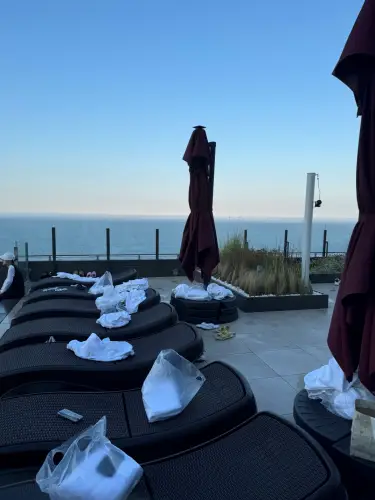 루프탑 수영장 썬배드