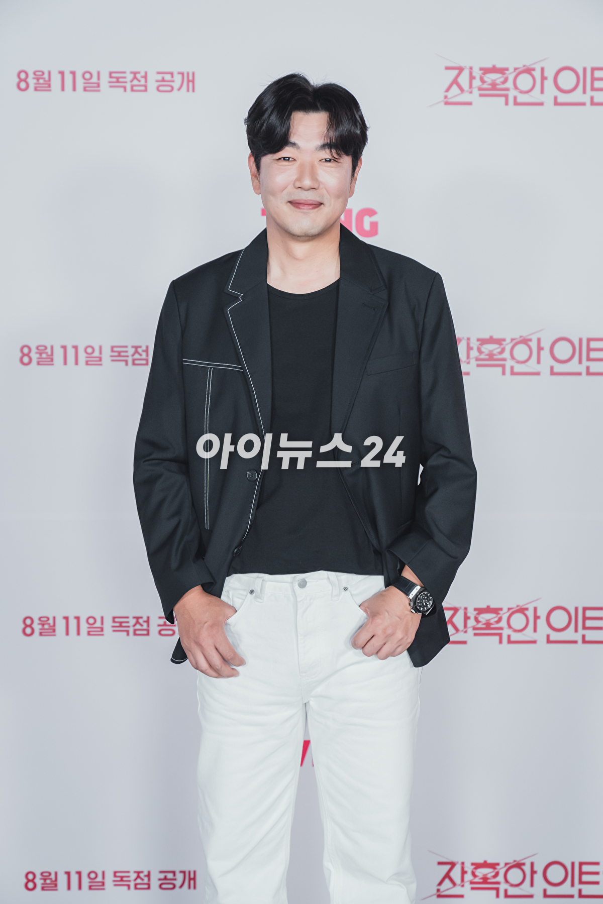 8일 열린 티빙 새 드라마 &#39;잔혹한 인턴&#39; 제작발표회에서 이종석이 포토타임을 갖고 있다. [사진=티빙]