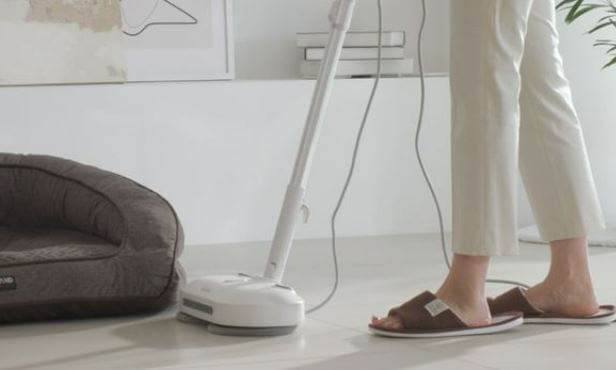 벤하임 스팀 청소기로 청소 중인 장면