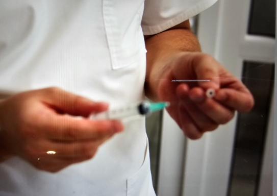 검사를-진행하는-의사