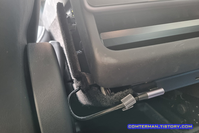테슬라 모델3 하이랜드 뒷좌석 USB-C 포트 케이블 매립