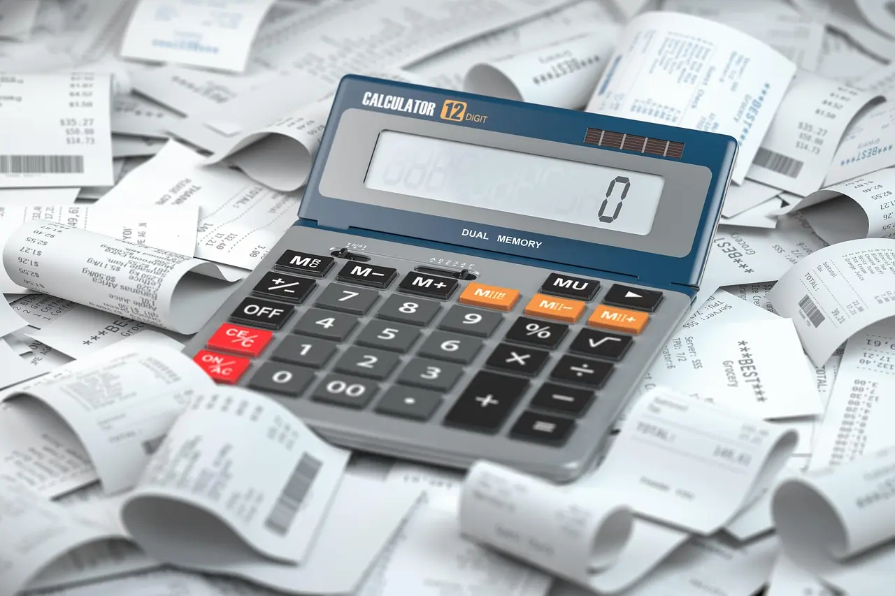 출처:https://pixabay.com/photos/finance-money-business-receipts-8206242/