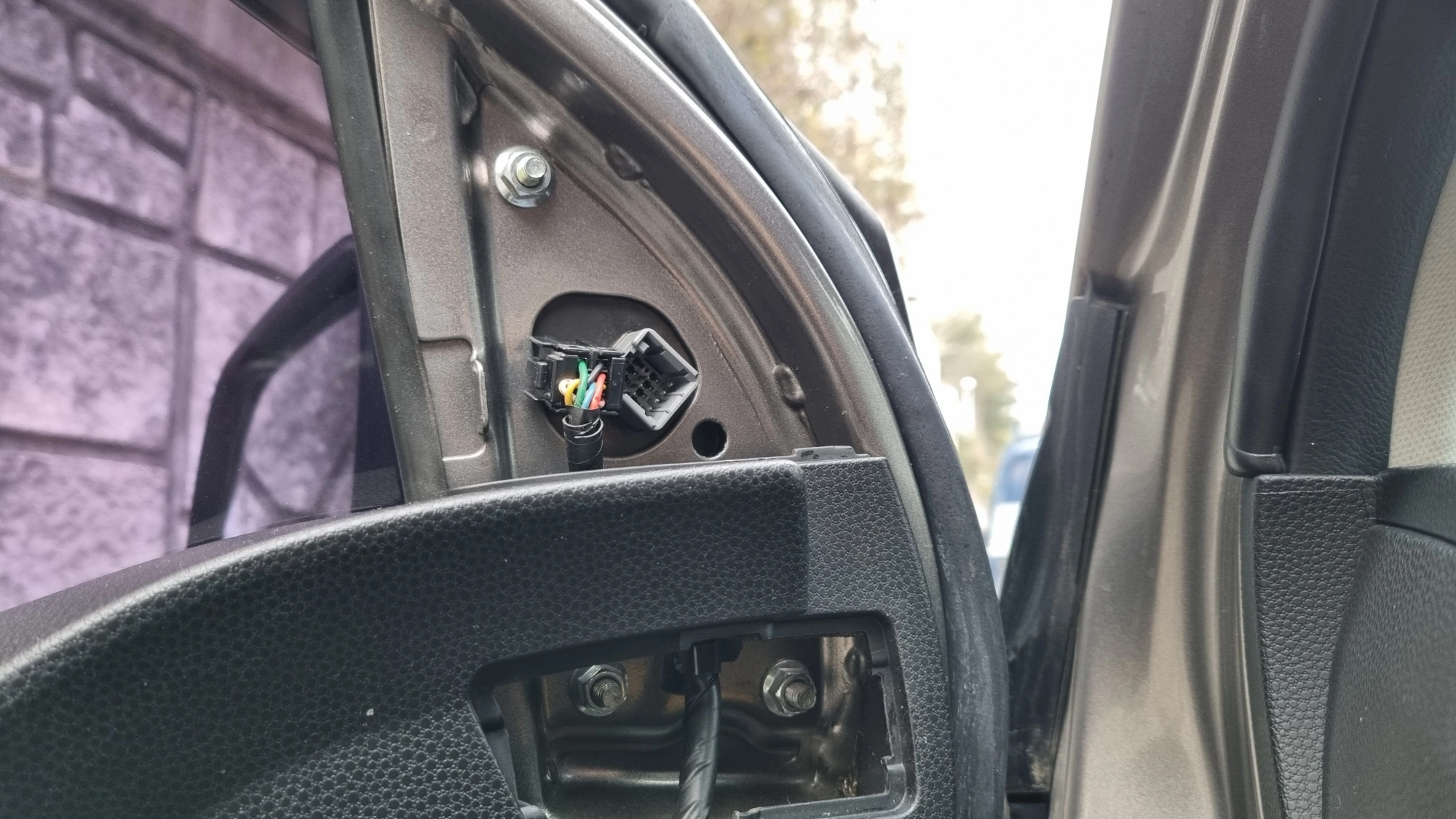 사이드미러 고정 너트 끼운 모습