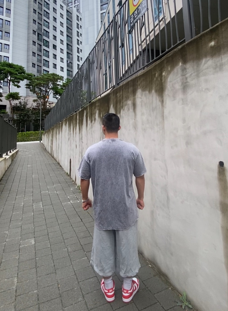 데일리룩('26. 8. 22.)오클리 선글라스 아이자켓 리덕스, 스탠다드에러 빈티지 피그먼트 티셔츠, 무신사스탠다드 와이드 버뮤다 팬츠, 나이키덩크로우 레트로 화이트 유니버시티레드