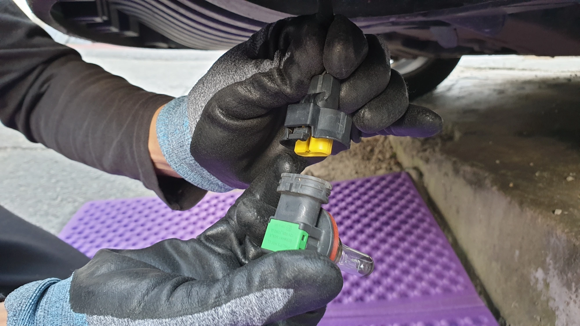 안개등 전구 소켓 분리 모습