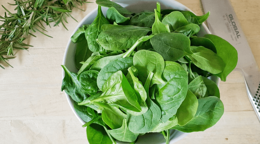 그릇에 담겨 있는 시금치 잎