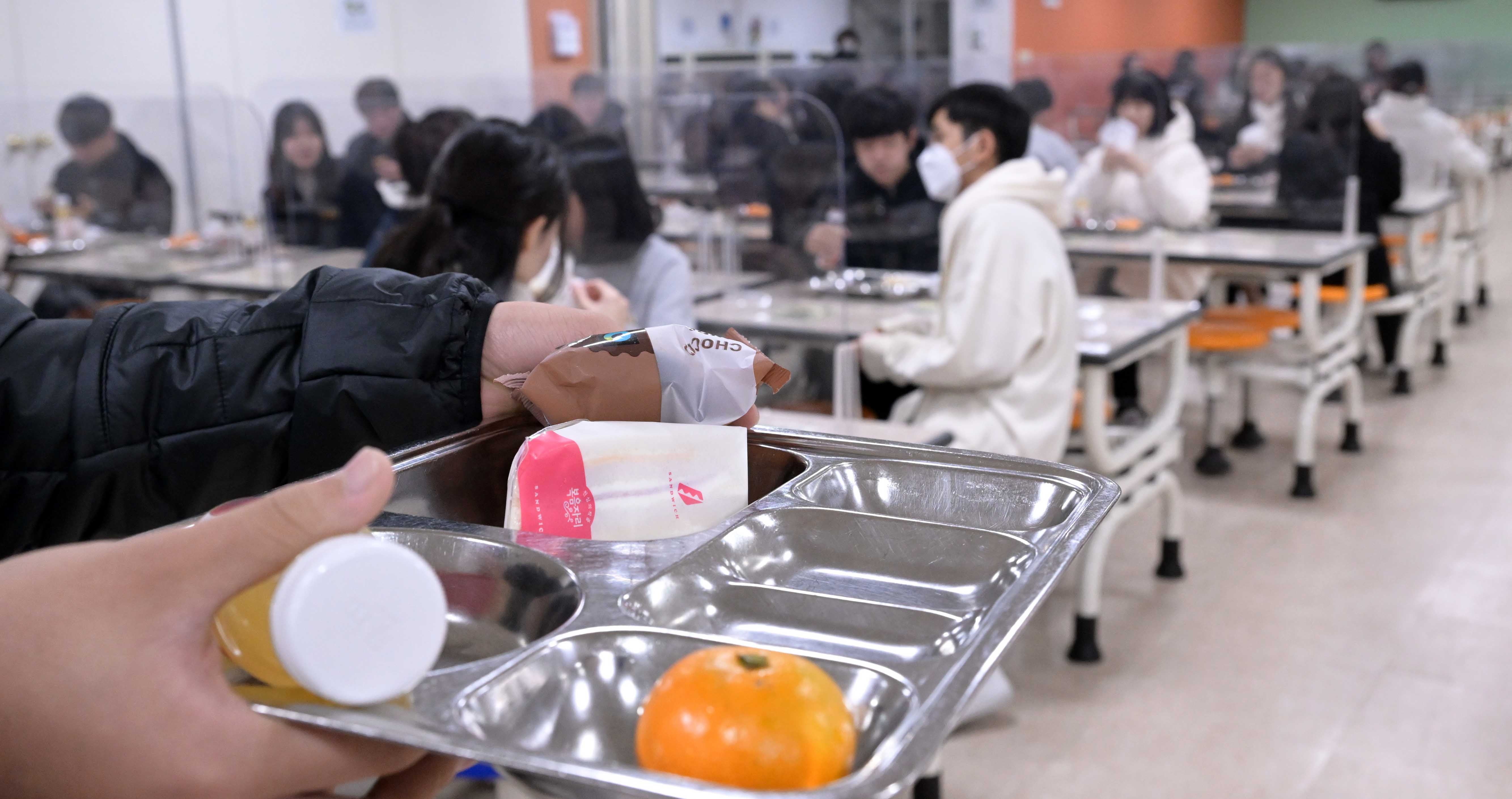 대전 학교 급식 파행 우려 "어묵&middot;두부 못 썬다" ❘ 조리원 준법투쟁 요구사항 및 학부모 반응 총정리