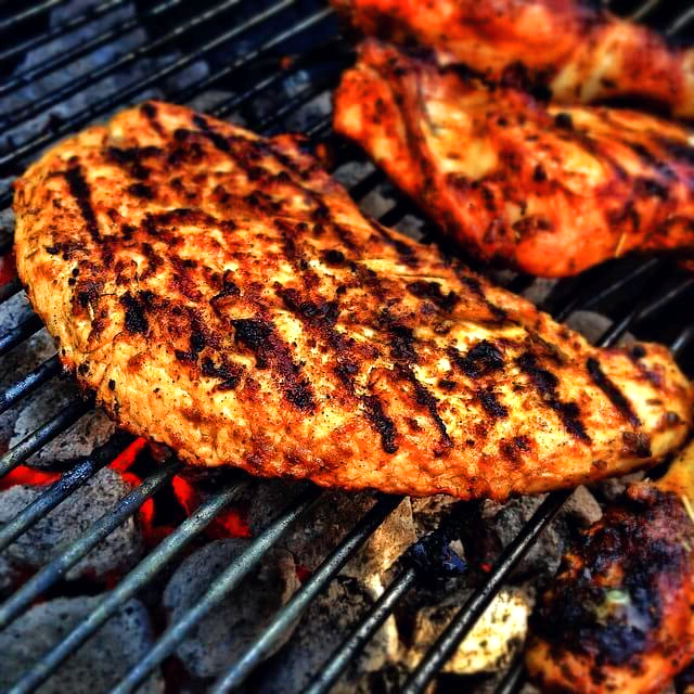 직화로 구운 소고기 스테이크