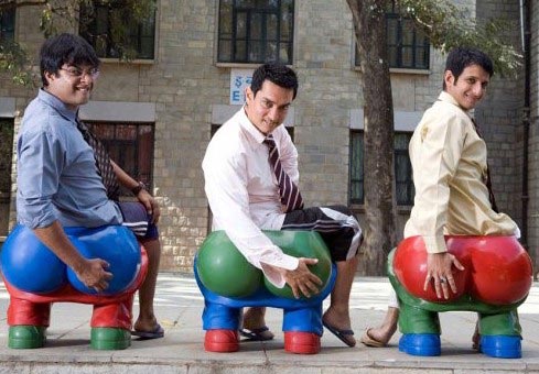 웃긴 모습의 세얼간이 파르한(마드하반), 란초(아미르 칸), 라주(셔먼 조쉬)