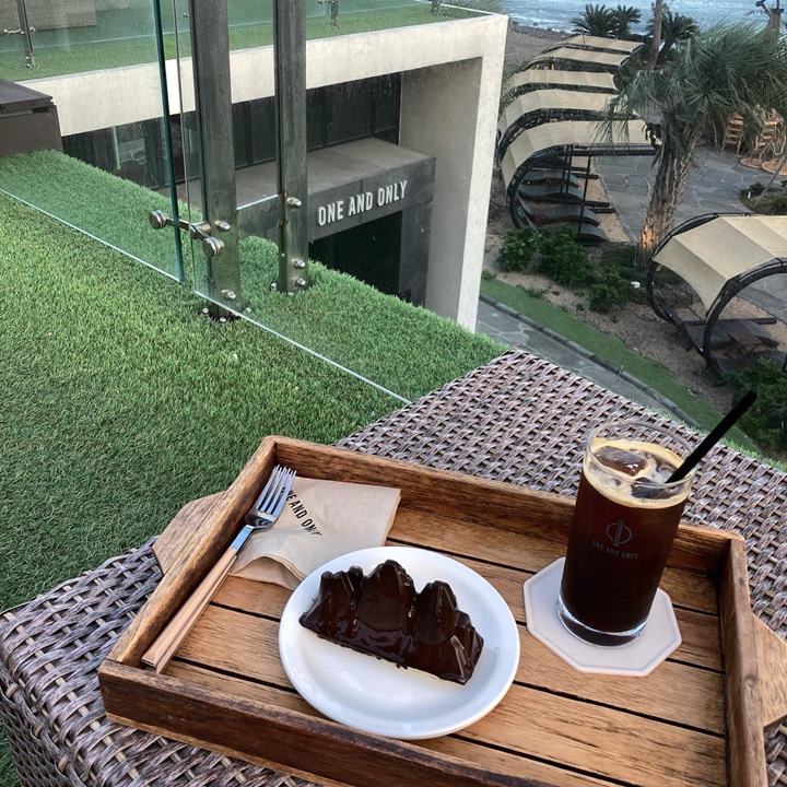 제주-뷰카페-원앤온리-산방산-케잌