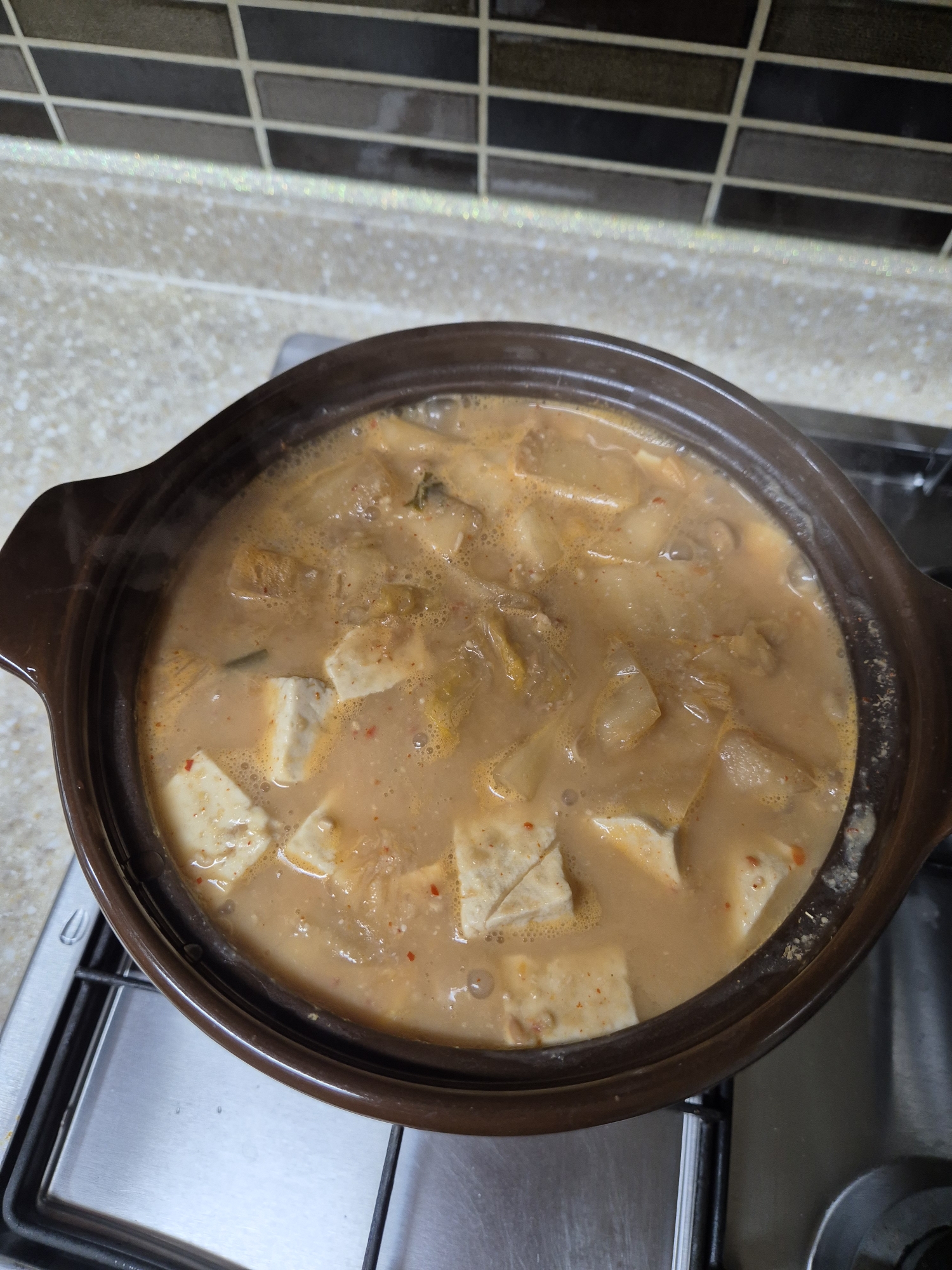 두부와 김치를 넣어서 청국장을 끓여야 시원하다!