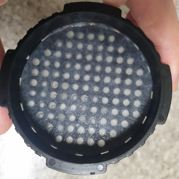 필터캡을 손가락으로 잡고 있다. 캡에는 젖은 필터가 올려져있다.