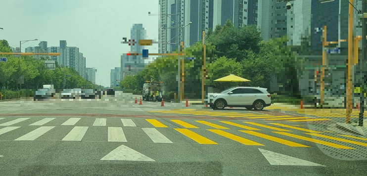 노란색 횡단보도 작업현장 이미지