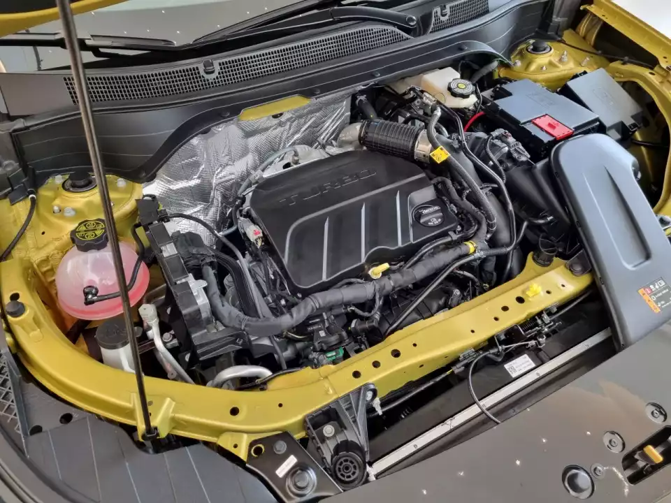 트랙스 크로스오버의 엔진룸 구성은 이렇습니다.