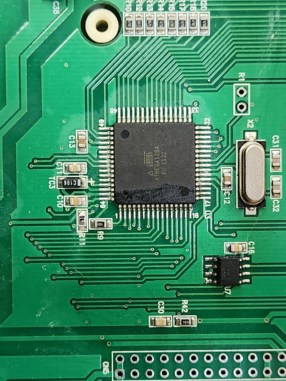 MUX-CON 산업용모니터 TM301 태양광 발전소에서 발전량과 설비 상태를 실시간으로 모니터링하는 핵심적인 장비인데, 갑작스럽게 화면이 전혀 표시되지 않고 작동도 불가능한 상태가 되어 현장에서 큰 불편이 발생한 상황이었습니다. 화면무 및 작동 불능 증상이 동반된다는 것은 단순한 디스플레이 문제를 넘어 내부 전자 회로의 근본적인 이상이 발생했을 가능성이 크다는 신호이기도 했습니다.
입고 즉시 메트영남 기술팀은 장비를 분해하여 내부 회로와 메인보드 상태를 정밀하게 점검하였습니다. 초기 전원 인가 과정에서 정상적인 부팅 신호가 전혀 감지되지 않았고, 전원부에서 일부 전압 라인이 불안정하게 나타나는 것을 확인할 수 있었습니다. 이에 따라 메인보드 회로를 집중적으로 분석한 결과, 전원부와 신호처리부에 사용된 핵심 반도체 소자 중 일부가 손상되어 정상적인 회로 동작이 차단되고 있다는 사실을 확인했습니다. 특히 장기간의 현장 운영 환경에서 온도 변화와 전력 변동이 반복되면서 소자가 열화되거나 손상된 것으로 추정되었습니다.
불량 소자를 확인한 후 즉시 교체 작업에 들어갔습니다. 단순히 문제된 소자만 교체하는 것에 그치지 않고, 주변 회로의 납땜 상태와 인접 부품의 손상 가능성까지 세밀하게 검사하였습니다. 또한, 수리 후 재발 가능성을 줄이기 위해 전원부 전해콘덴서와 같은 소모성 부품도 일부 교체하여 안정성을 보강했습니다
수리 완료 후에는 부팅 테스트와 디스플레이 출력, 각종 신호 입출력 검증을 통해 장비가 정상적으로 작동하는 것을 확인했습니다. 그 결과, MUX-COM 태양광 감시 시스템은 다시 정상적으로 화면이 표시되고 발전량 데이터 및 각종 상태 정보를 실시간으로 모니터링할 수 있게 되었습니다. 이번 조치로 유지보수 업체는 발전소 현장에서 발생할 수 있는 관리 공백을 최소화할 수 있었고, 중요한 모니터링 업무를 지체 없이 재개할 수 있었습니다. 수리 과정 by 메트영남