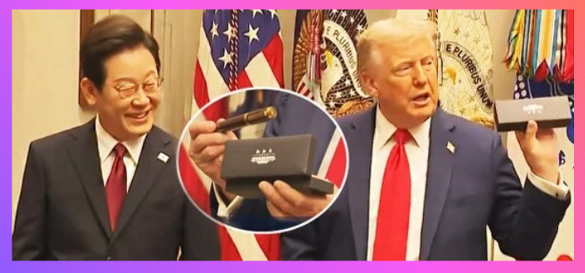 정장을 입은 두 남성이 공식 행사장에서 고급 펜 제품을 들고 있는 장면. 한 명은 미소를 짓고 있으며, 미국 국기와 다양한 배경이 보인다.