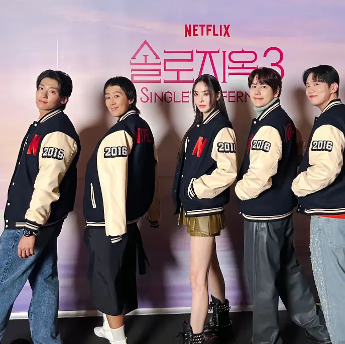 솔로지옥3-
몸통은 파랗고 팔은 흰 잠바를 덱스, 홍진경, 이다혜, 조규현, 한해가 입고 옆으로 선채 카메라쪽으로 얼굴을 돌리고 사진찍는 모습