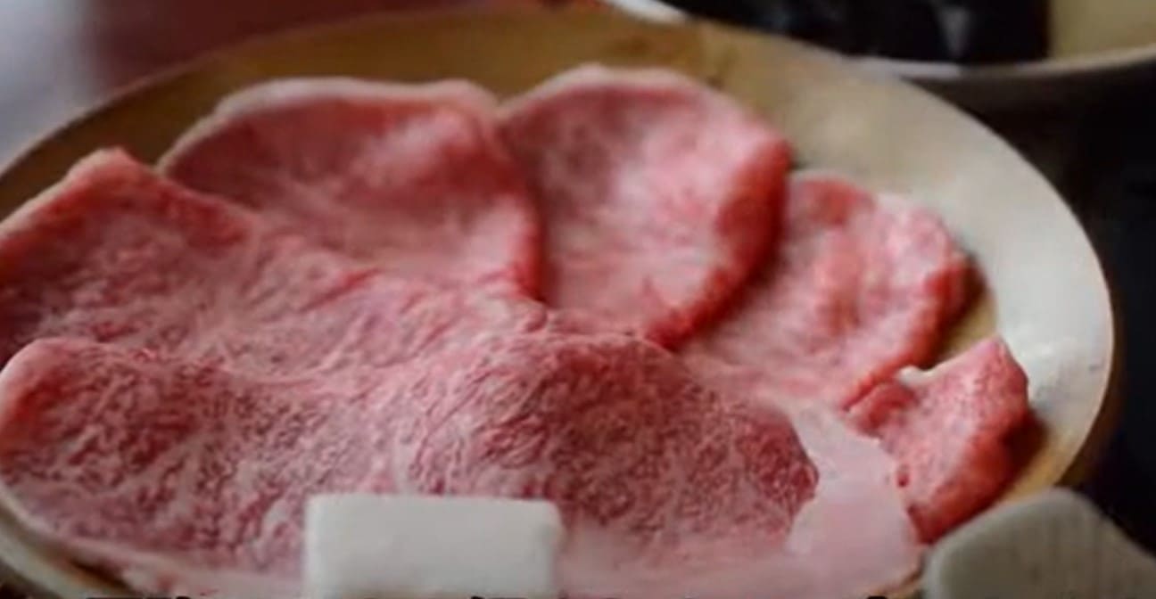 선홍빛의 소고기가 접시위에 올려져 있다