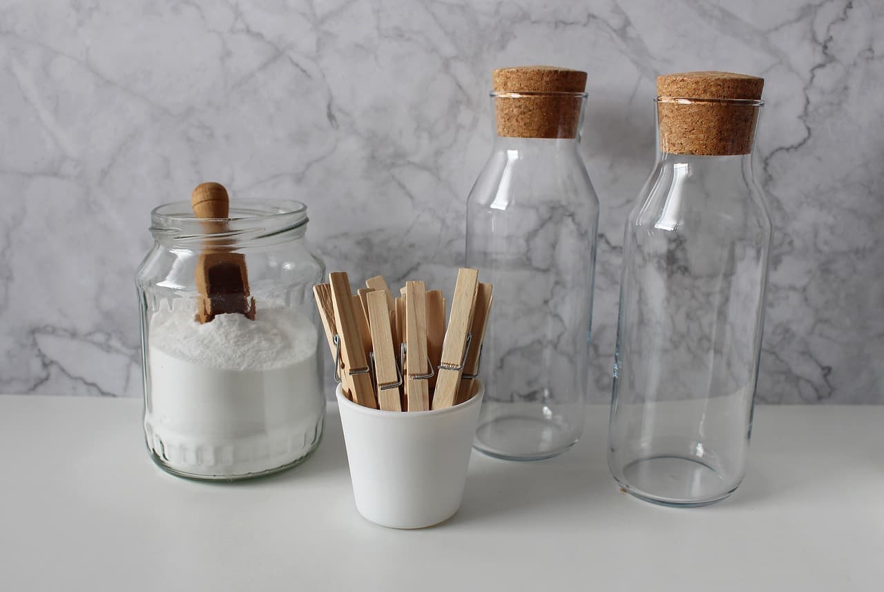 친환경 청소의 과학: 화학 세제 vs. 천연 세정제의 효과 비교