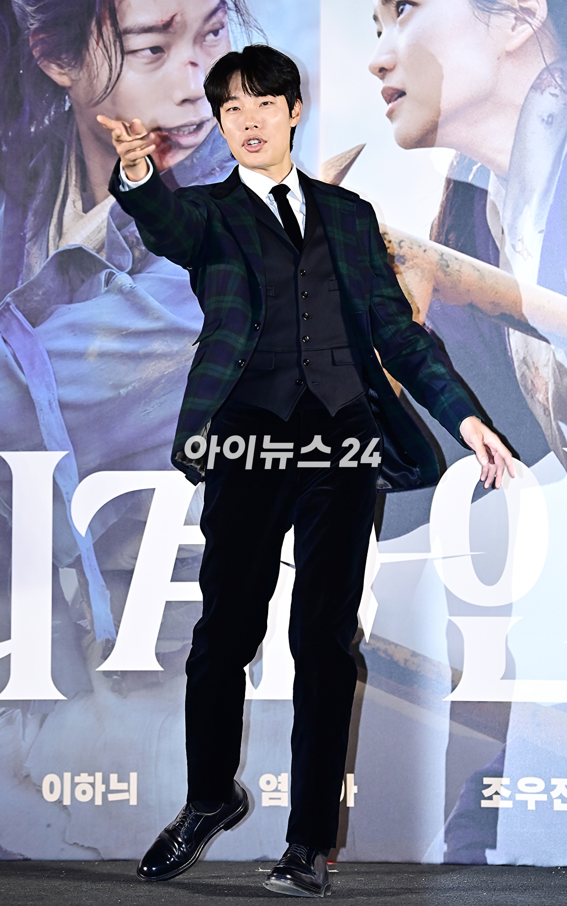 배우 류준열이 22일 오전 서울 용산구 CGV 용산아이파크몰에서 열린 영화 '외계+인 2부' 제작보고회에서 포토타임을 갖고 있다. [사진=곽영래 기자]