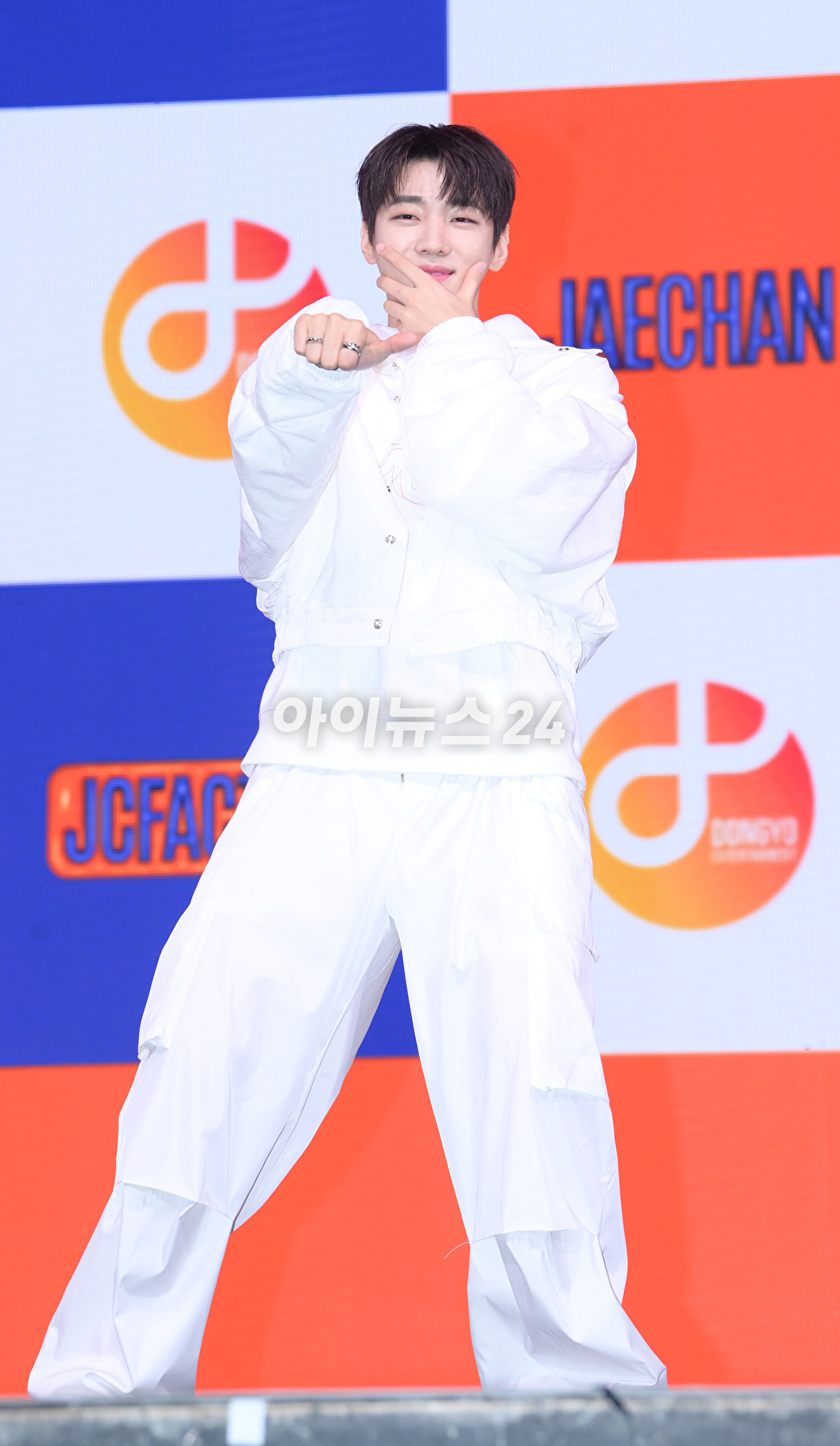 가수 재찬이 6일 오후 서울 광진구 예스24라이브홀에서 열린 DKZ 재찬의 첫 번째 미니앨범 '제이씨팩토리(JCFACTORY)' 발매 쇼케이스에 참석하고 있다. [사진=정소희 기자]