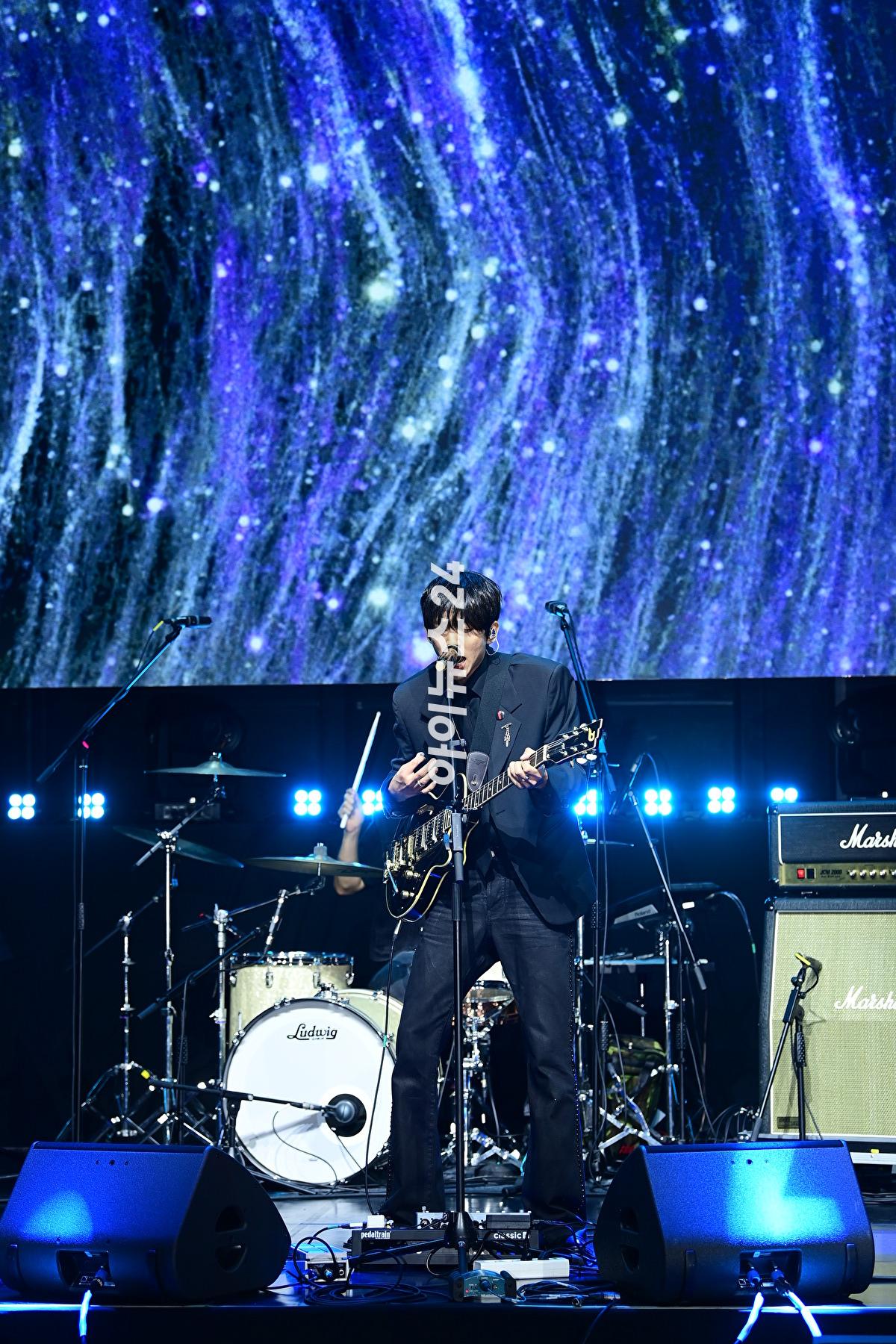 가수 이승윤이 3일 오후 서울 서대문구 예스24 원더로크홀에서 열린 정규 3집 선발매 앨범 '역성' 발매 기념 쇼케이스에 참석해 타이틀곡 '폭포' 무대를 선보이고 있다. [사진=정소희 기자]