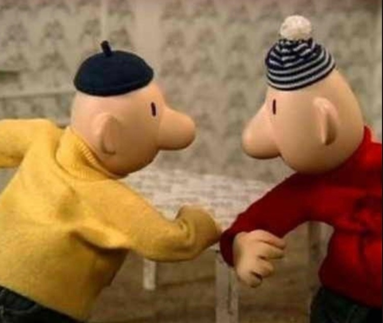 함께팔을 맞대며 화이팅하는 인형 이미지