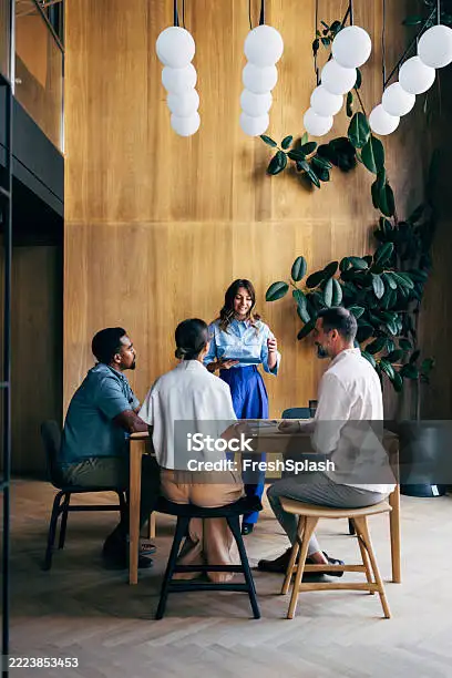 카페에서 집중하는 사람들