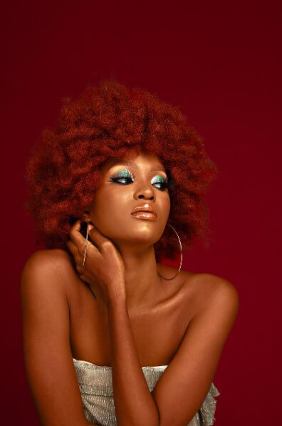 세련된 머리 스타일의 흑인 여성