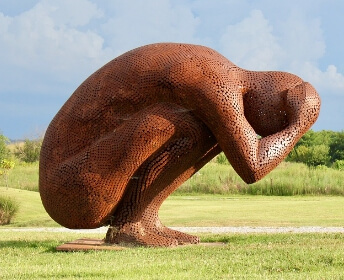 과도한 채무 문제로 고민하는 사람