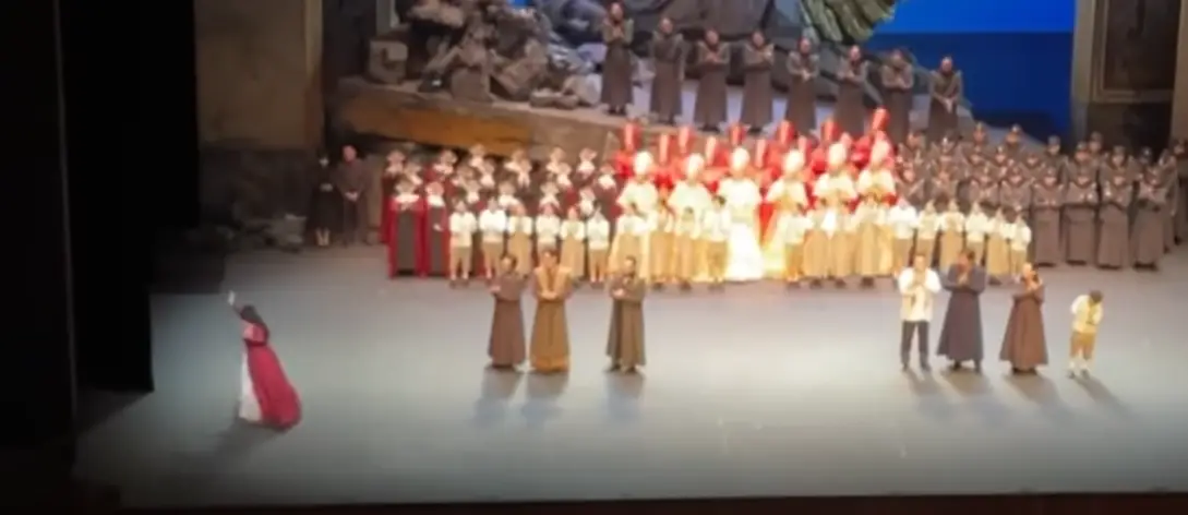 커튼콜 중 밖으로 나가는 게오르규