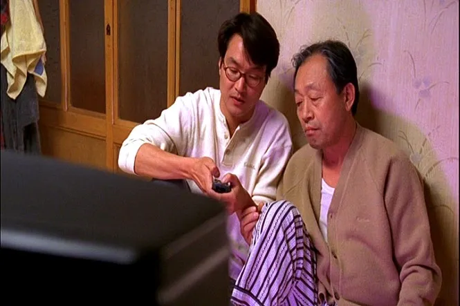 영화-8월의-크리스마스-아버지에게-비디오-조작법을-설명하는-정원