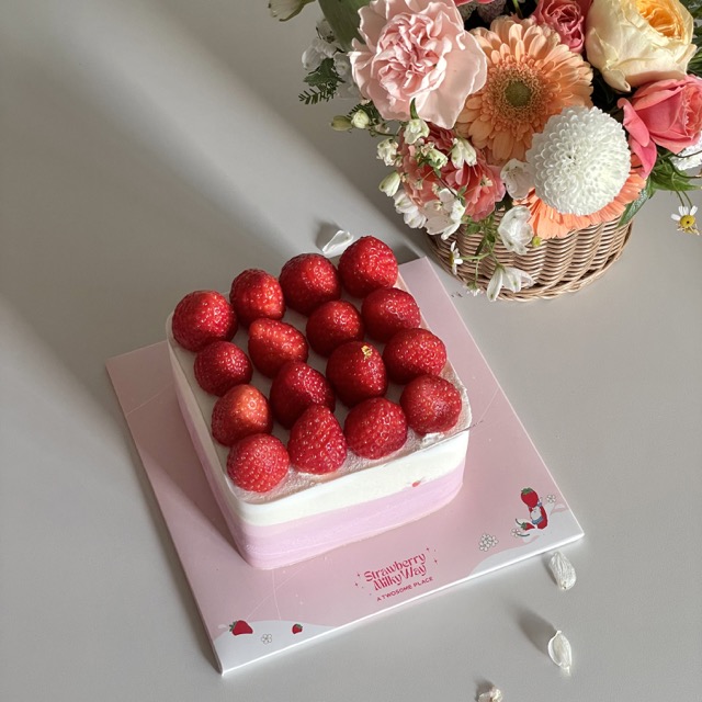 투썸플레이스-스트로베리-밀키-웨이-딸기케이크-기념일-분위기-내기에도-좋다