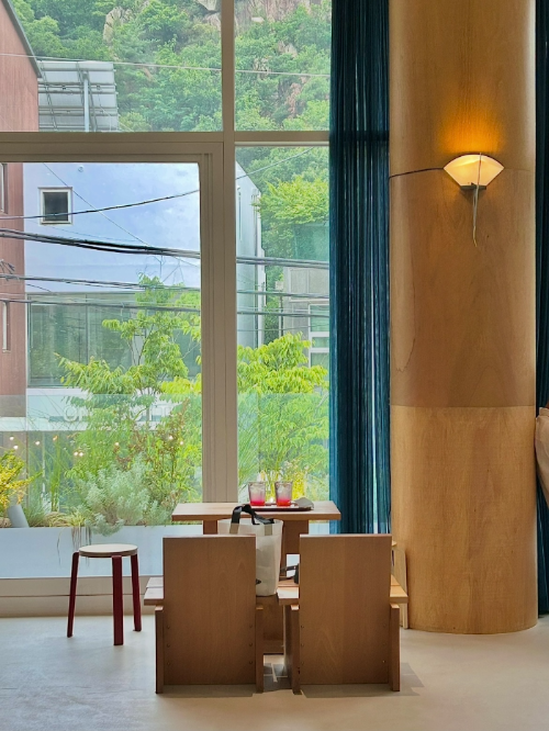 힌터하우스 2층 창가석