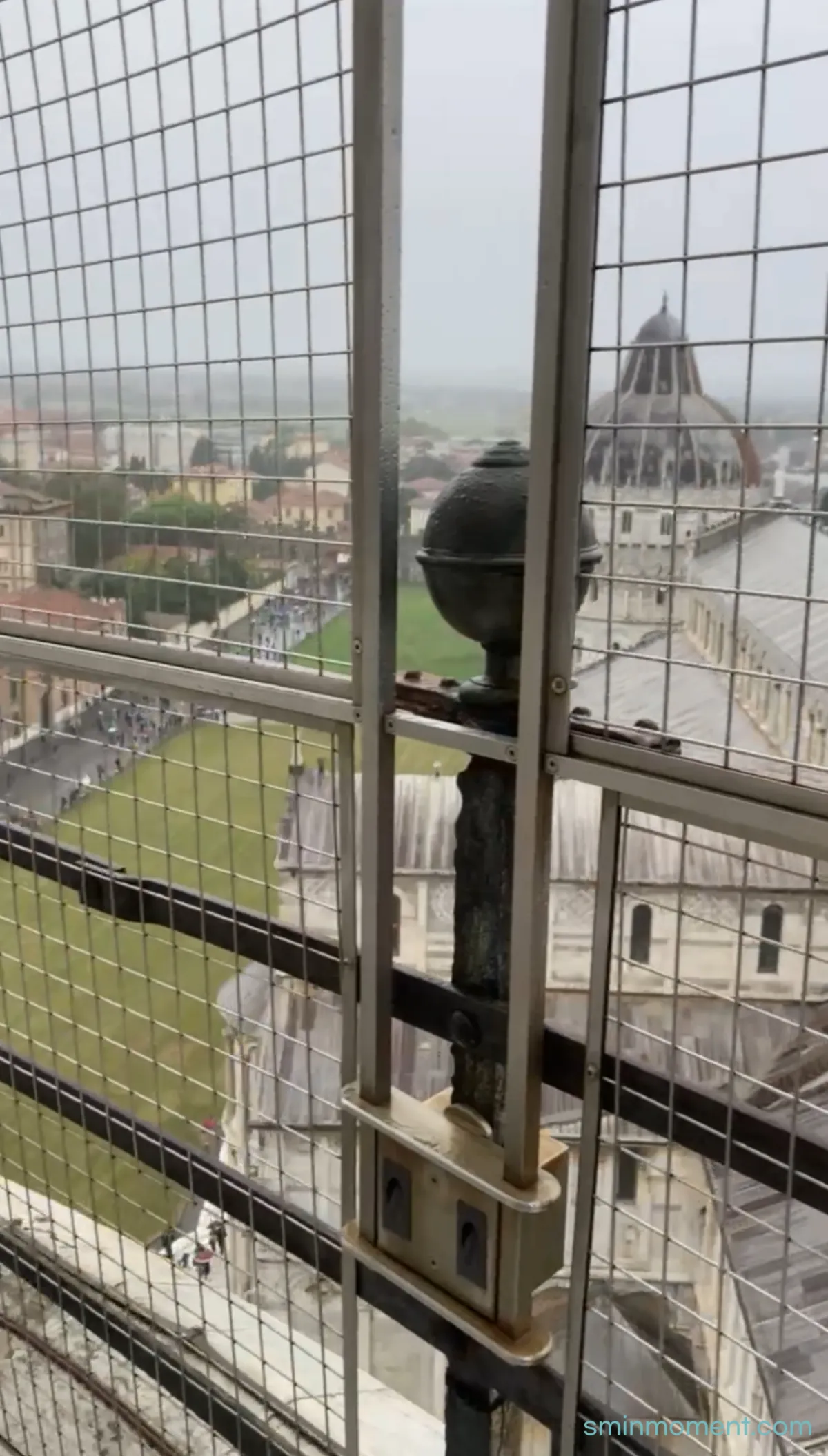 피사-피사의사탑-전망대-도착-전경-철망