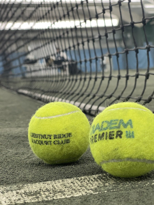 테니스-공-두개가-놓여진-테니스-코트