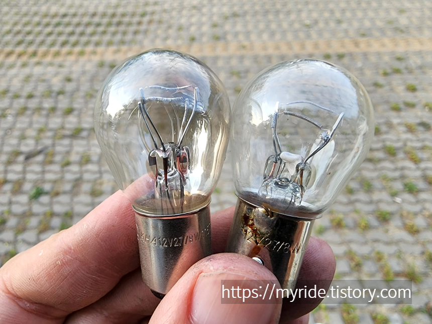 좌측 기존 전구 내부에 그을름이 있는 것으로 보아 고장난 것으로 확인