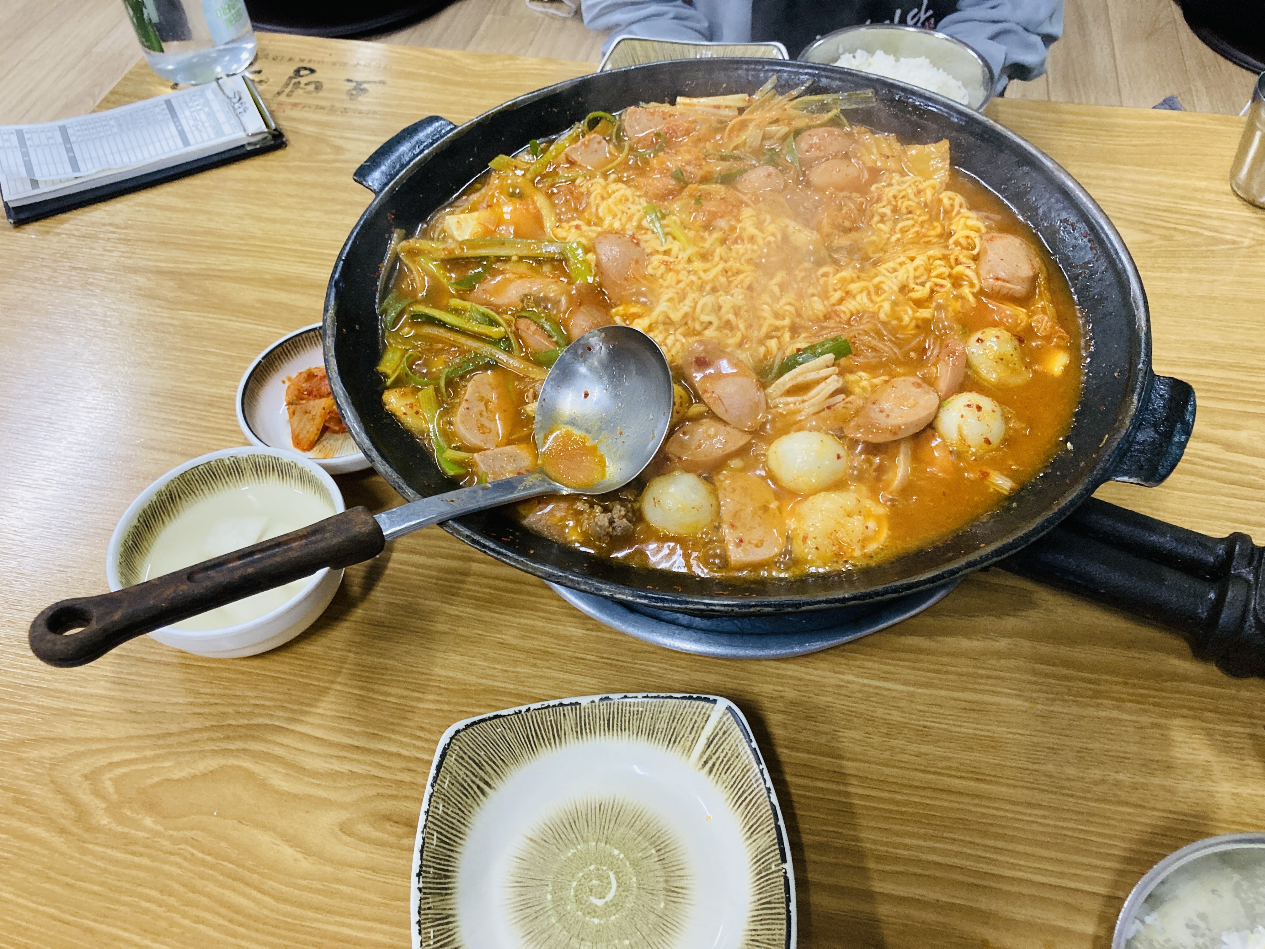 오뎅식당의 부대찌개 2인 한정세트. 많은 건더기가 맘에든다.