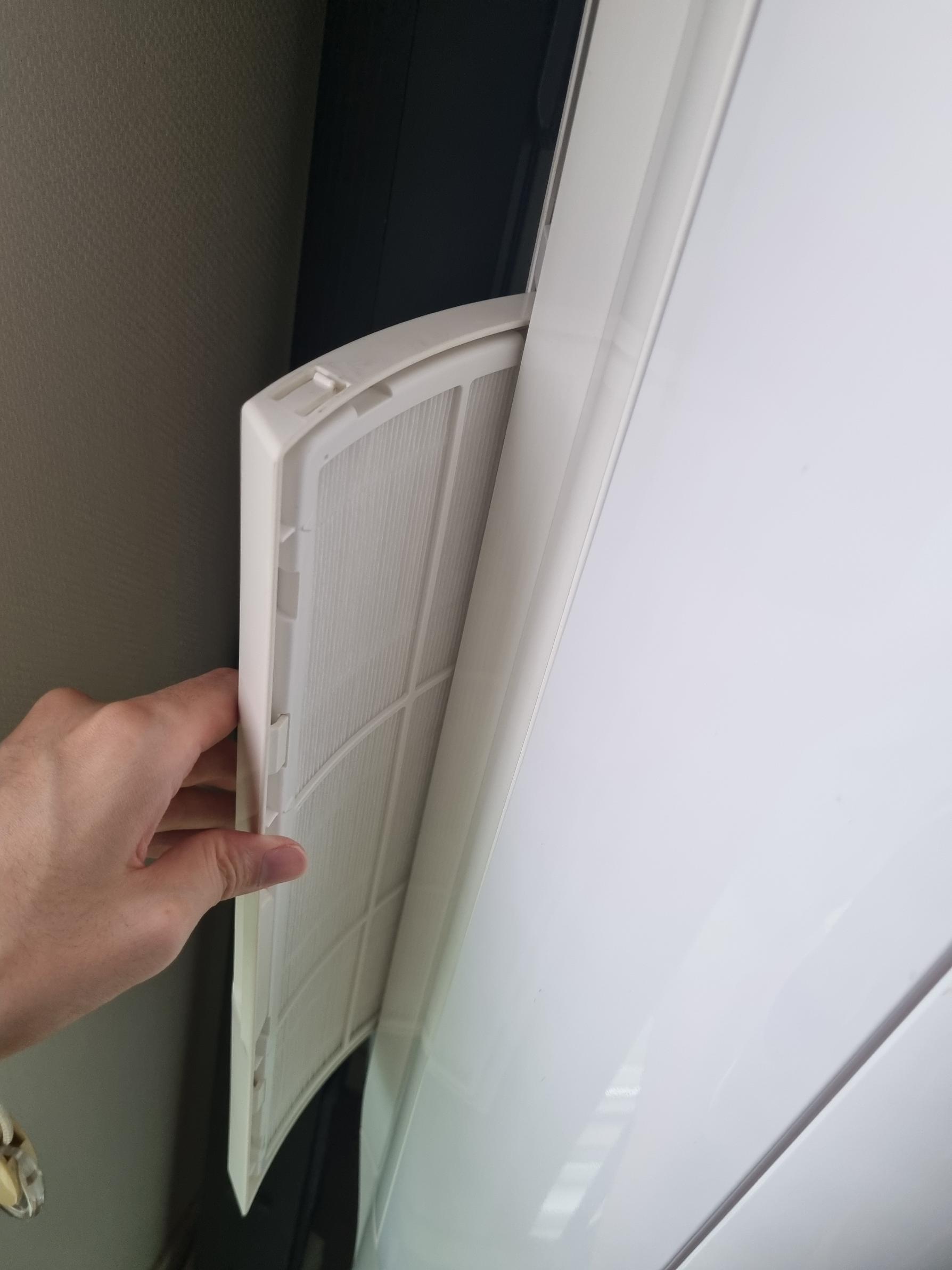 필터를 다시 에어컨에 장착해주는 모습