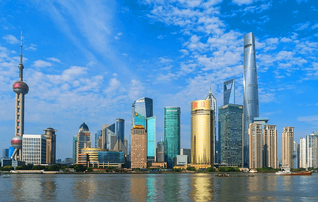 중국 상해의 빌딩숲 풍경이다. 앞에는 바다가 있고 뒤에는 높은 빌딩들이 가득하다.
