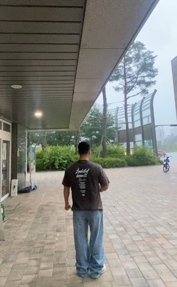 데일리룩(2025. 9. 16.)크림소다랩 스톤워싱 피그먼트 블랙 화이트 반팔 티셔츠, 무신사스탠다드 와이드 데미지진 무파진 디스데님 팬츠, 아식스 조그 100 실버, 빈티지 팔찌