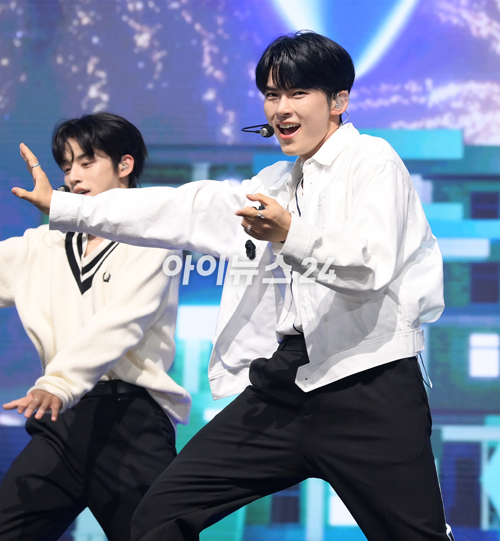 그룹 제로베이스원 성한빈이 10일 오후 서울 광진구 광장동 예스24라이브홀에서 열린 제로베이스원(ZEROBASEONE) 데뷔 쇼케이스에서 멋진 무대를 선보이고 있다. [사진=정소희 기자]